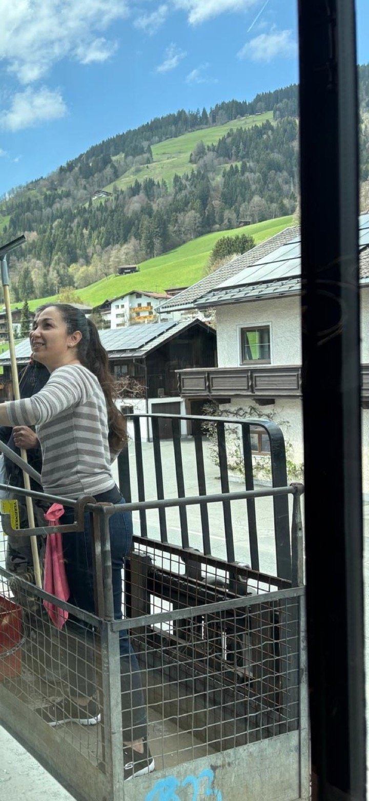 Mitarbeiterin von Wolf Reinigung bei der Fensterreinigung