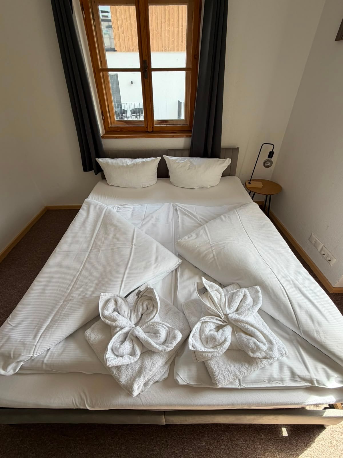 Frisch vorbereitetes Bett im Gästezimmer nach dem Gästewechsel