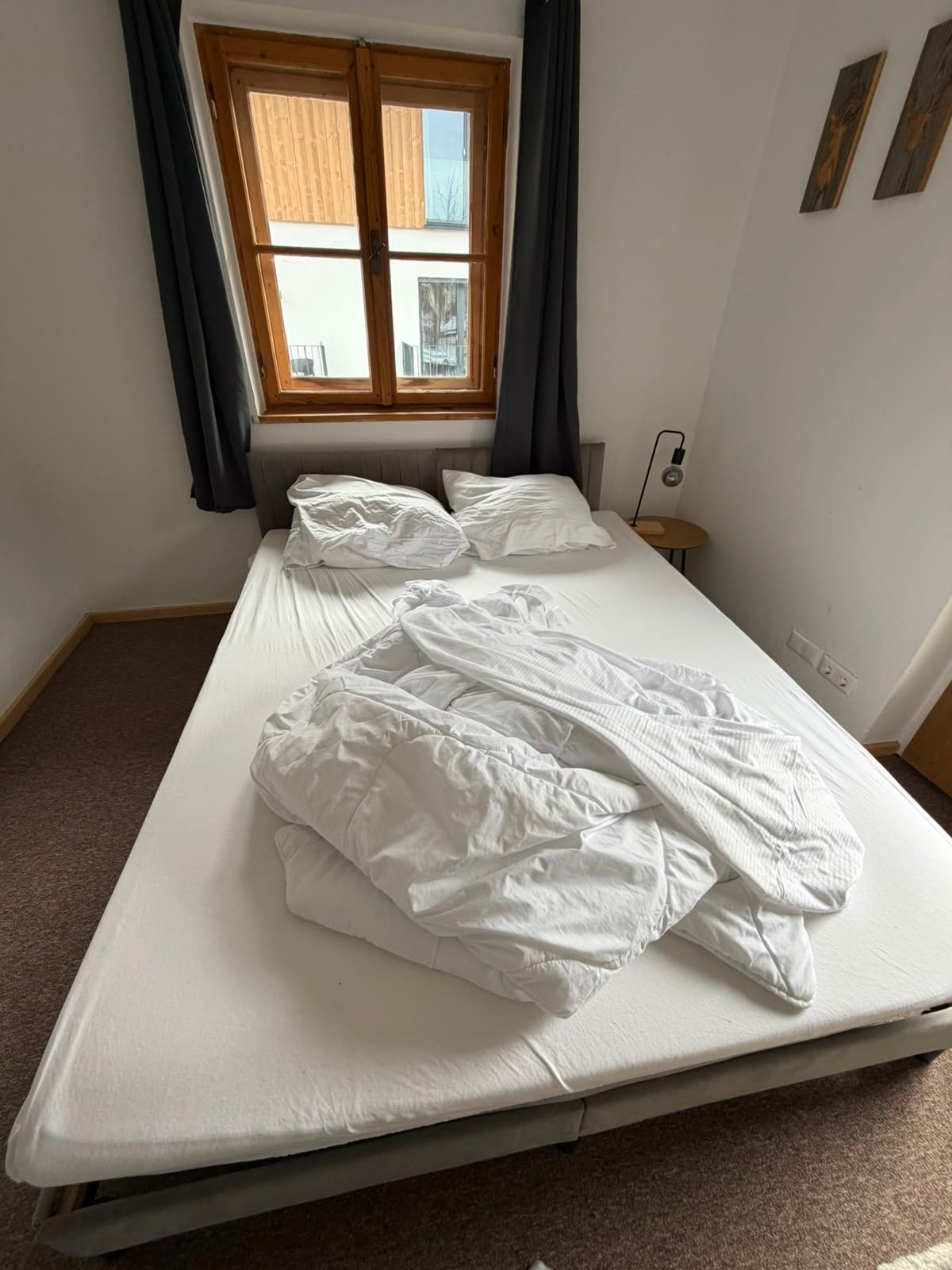 Unvorbereitetes Bett im Gästezimmer vor dem Gästewechsel