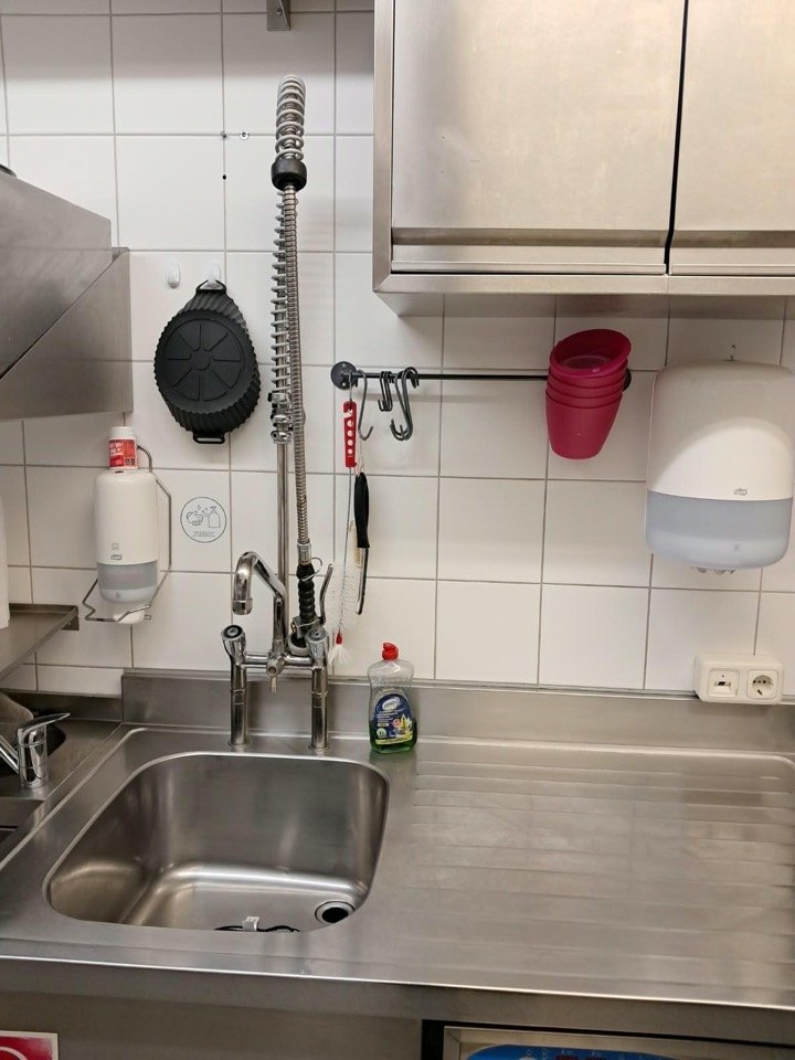 Gereinigter Spülbereich einer professionellen Küche